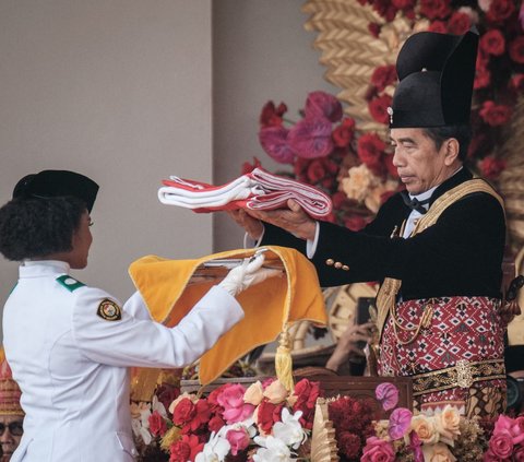 Baju adat Ageman Songkok Singkepan Ageng biasanya dikenakan oleh para raja pada acara Enggar Eggar Soho Tedhak Loji.