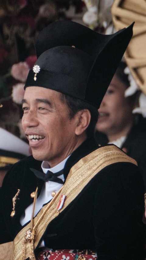 Baju adat yang pakai oleh Jokowi ini juga menunjukkan tingkat kebangsawanan. Kata 'Ageman' merujuk pada busana yang biasanya dikenakan oleh pangeran.
