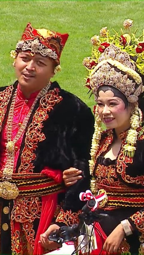 Riasan pengantin Banyuwangi ini sudah dikembangkan sejak tahun 1970.
