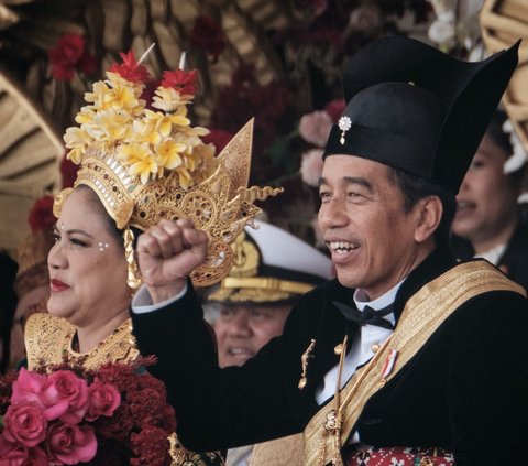 Pada upacara peringatan HUT ke-78 Kemerdekaan RI di Istana Merdeka, Jokowi kembali memakai baju adat.<br /><br />Kali beliau mengenakan baju adat Ageman Songkok Singkepan Ageng.