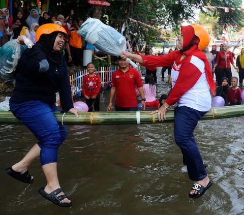 Sejumlah kaum perempuan mengikuti lomba gebuk bantal yang diadakan di Katulampa, Bogor, Jawa Barat, Kamis (17/8/2023).