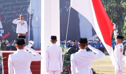 Gubernur Jawa Tengah Ganjar Pranowo menjadi inspektur upacara kemerdekaan HUT Republik Indonesia ke-78 yang digelar di Simpang Lima, Kota Semarang, Jateng, Kamis (17/8) pagi.