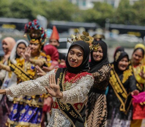 Sejumlah penari dari Duta Maritim Indonesia tampil melakukan tarian secara bersama-sama saat peringatan HUT RI ke-78 di Bundaran HI, Jakarta, Kamis (17/8/2023).