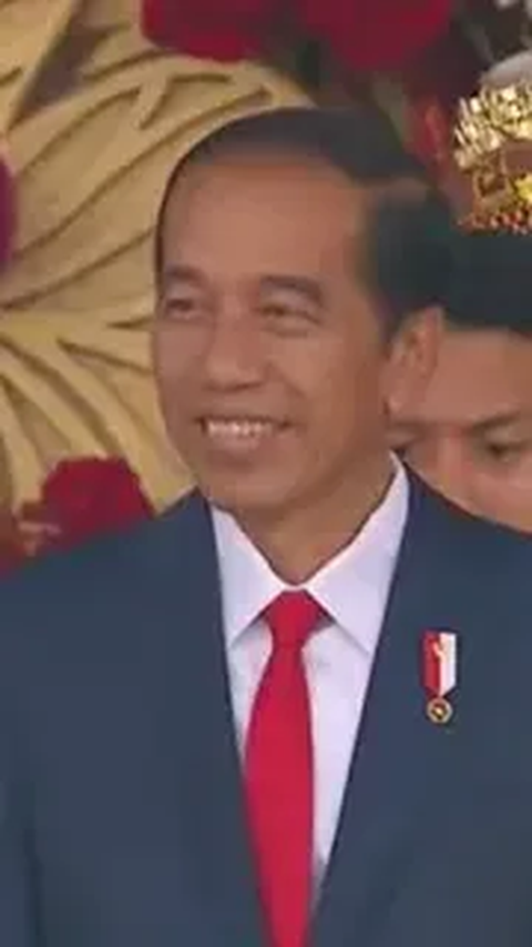Momen Jokowi Nyanyi Bareng Band Kahitna saat Upacara Penurunan Bendera Merah Putih di Istana