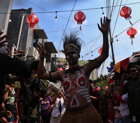 Warga mengikuti kegiatan lomba dalam rangka memeriahkan HUT ke-78 Kemerdekaan RI di kawasan permukiman padat penduduk di Menteng, Jakarta, Kamis (17/8/2023).