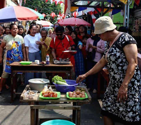 Ragam perlombaan itu seperti joget bola, tangkap belut, memasak, hingga balap karung digelar di kawasan permukiman padat penduduk di Menteng.