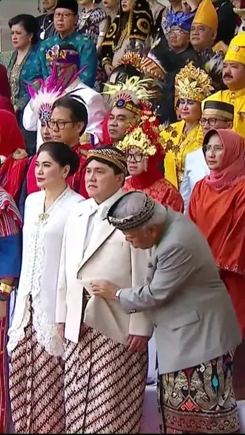 VIDEO: Momen Jahil Menteri Basuki Buka Baju Erick Thohir Saat Upacara di Istana