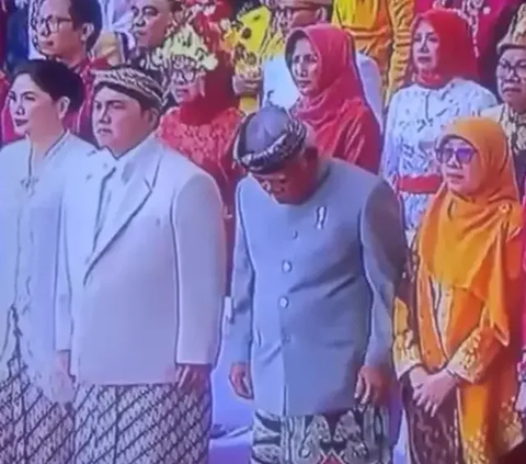 VIDEO: Momen Menteri Basuki Jahil Buka Baju Erick Thohir Saat Upacara di Istana