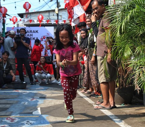 Pada lomba menangkap belut ini kemampuan peserta dalam memegang hewan bertubuh licin itu diuji.