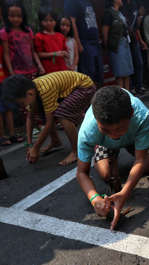 Seorang anak berusaha menangkap seekor belut saat ikut menjadi peserta lomba di HUT ke-78 RI.