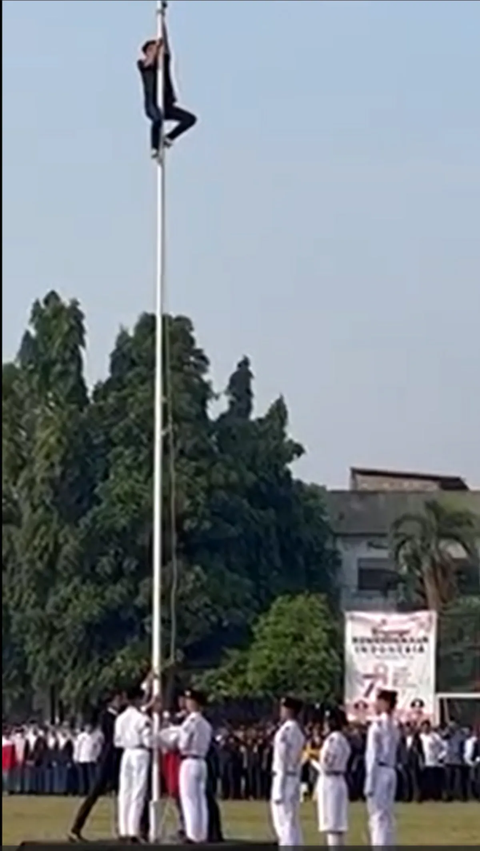 Zani mengaku berinisiatif naik setelah melihat tali bendera putus. Seketika pemuda asal Sukabumi, Jawa Barat itu refleks untuk memperbaiki.