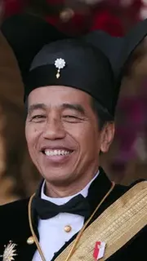 Jokowi Pakai Baju Adat Panglima Tertinggi Raja Surakarta di Istana
