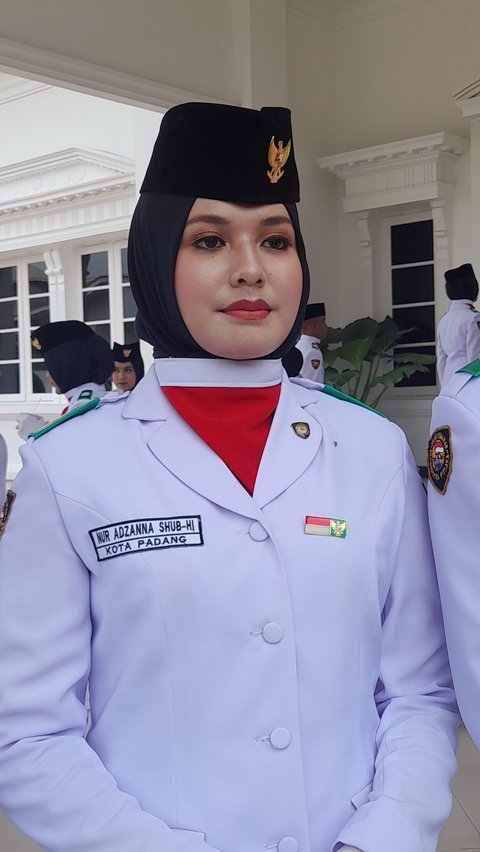 Cerita Si Cantik Putri Anggota Brimob Pembawa Baki di Upacara HUT RI, Impikan Masuk Akpol