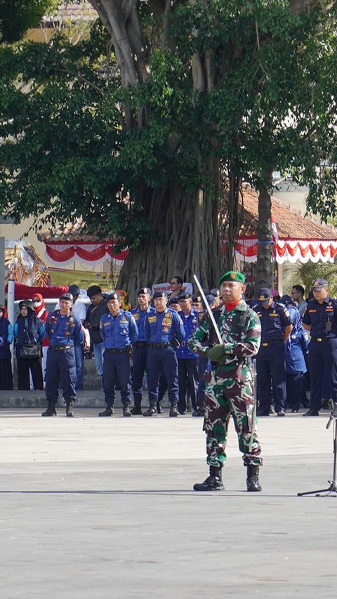 Dalam pelaksanaannya, kegiatan dimulai dengan dilaksanakannya upacara bendera di Alun-Alun Garut.