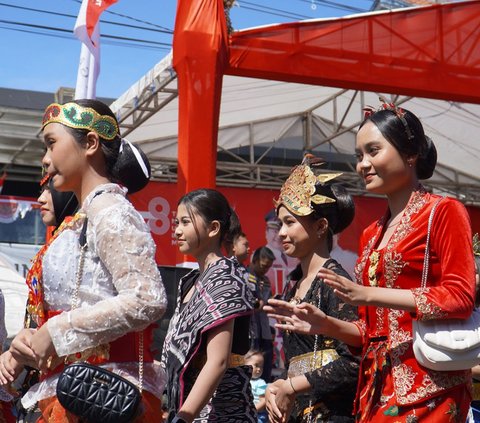 Ribuan warga Garut memadati jalan-jalan kota untuk menyaksikan karnaval yang berlangsung meriah.