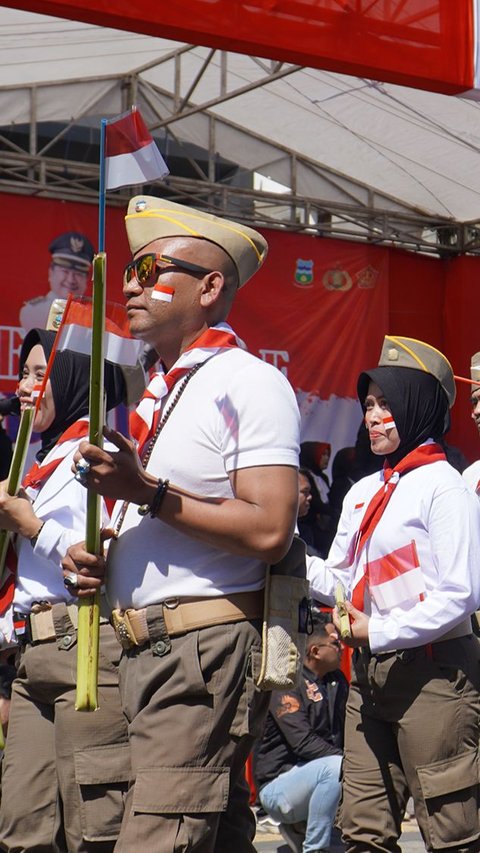 Berbagai kelompok masyarakat, sekolah, dan komunitas berpartisipasi dalam karnaval dengan mengenakan kostum yang menggambarkan beragam aspek budaya Indonesia.