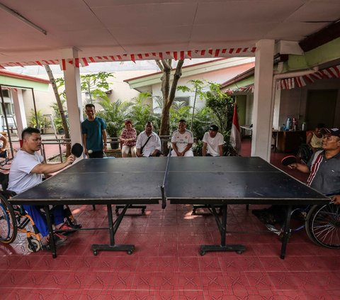 Penyandang disabilitas mengikuti lomba tenis meja dalam rangka perayaan Hari Ulang Tahun (HUT) ke-78 Republik Indonesia (RI) di Wisma Cheshire, Cilandak, Jakarta, Kamis (17/8/2023).