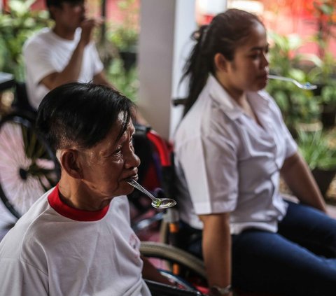 Selama mengikuti perlombaan, mereka harus duduk di kursi roda.