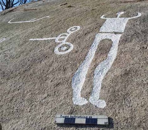 Panjang bebatuan yang terukir petroglif sekitar 15 meter. Ada beragam gambar yang diukir di atas batu, termasuk kapal sepanjang 2 meter dan sosok manusia dengan tinggi 1 meter.