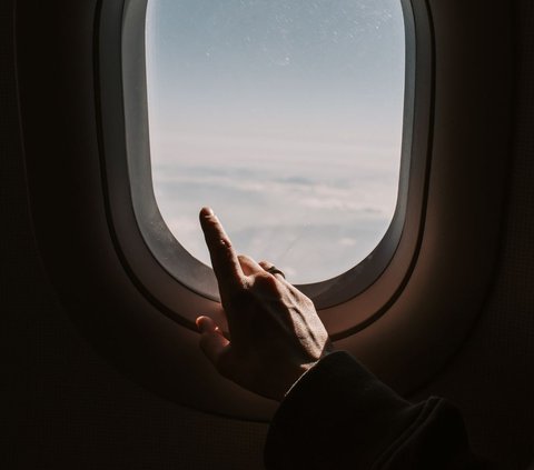 Hidden Mission of Flight Attendants Welcoming Passengers at the Aircraft Door