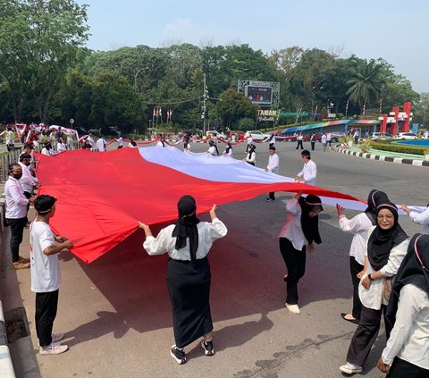 Ketika Tugu Digulis Monumen Perjuangan 11 Tokoh SI Diselimuti Merah Putih