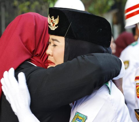 Lini massa media sosial dibanjiri dengan serba-serbi upacara HUT ke-78 RI di Istana Negara. Sementara itu, Merdeka.com menghimpun sejumlah momen penuh haru perayaan HUT ke-78 di beberapa daerah di Jawa Timur.