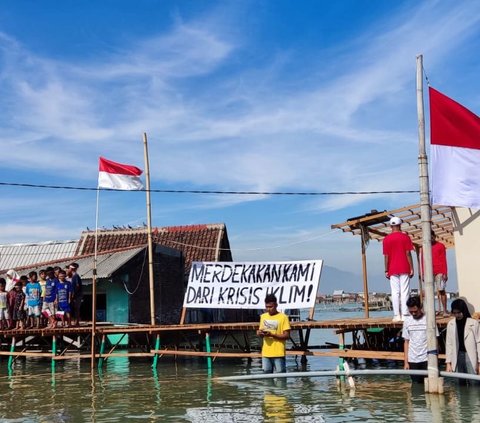 Potret Warga Jateng Upacara HUT RI di Tengah Kepungan Banjir Rob