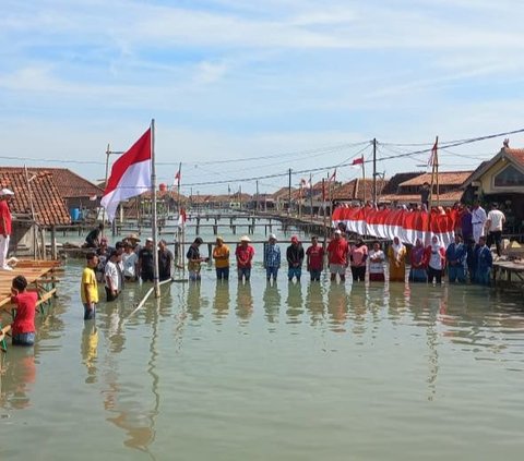 Potret Warga Jateng Upacara HUT RI di Tengah Kepungan Banjir Rob