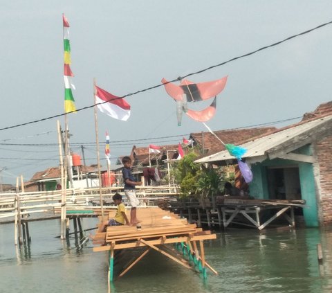 Potret Warga Jateng Upacara HUT RI di Tengah Kepungan Banjir Rob