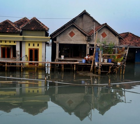 Potret Warga Jateng Upacara HUT RI di Tengah Kepungan Banjir Rob