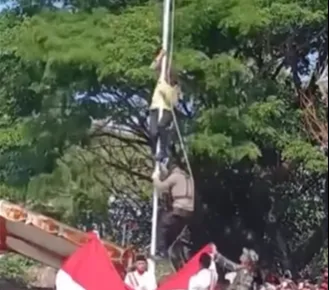 Tanpa Lepas Sepatu, Begini Aksi Gercep Bripka Suparno Panjat Tiang saat Tali Bendera Lepas