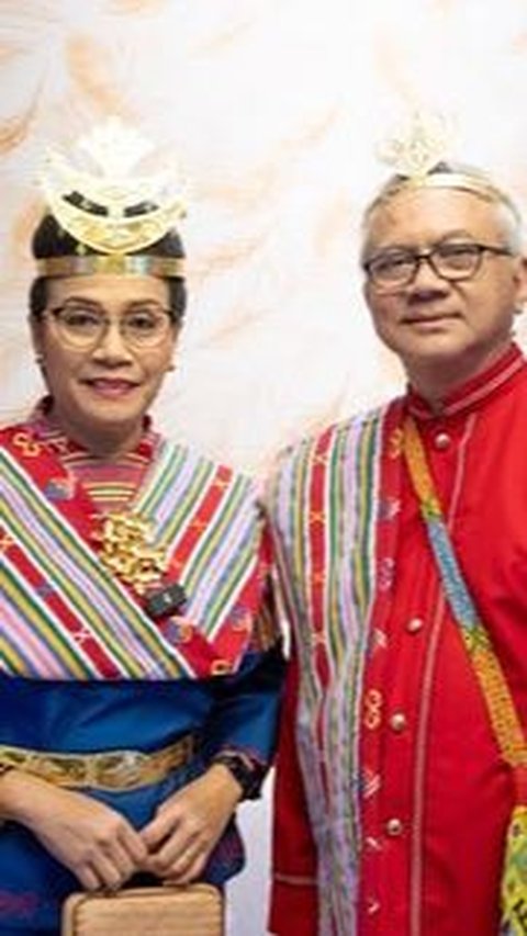 Sri Mulyani dan Tonny Sumartono serasi dalam balutan busana senada merah. Meski warna dasar baju berbeda, kain yang terpasang di pundak memiliki motif yang serupa.