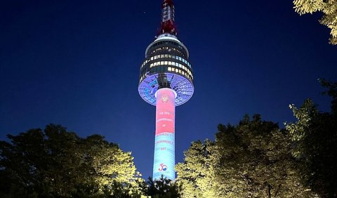 Sementara, Menara Namsan disinari lampu Merah Putih pada tanggal 17 Agustus 2023 jam 19.00-23.00 KST.