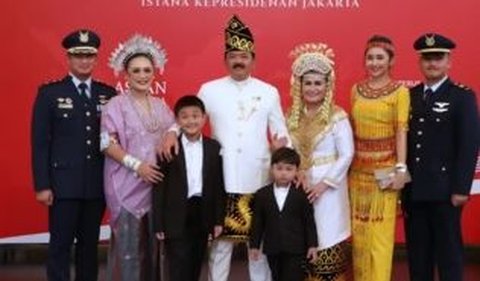 Saat menghadiri upacara HUT RI ke-78 itu, Hadi tampak mengenakan pakaian adat khas Melayu Riau lengkap dengan topi tanjaknya.