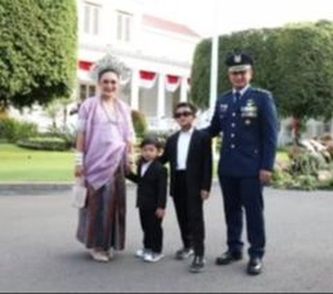 Potret Kompak Eks Panglima Pose Bareng Keluarga di Istana, Anak dan Menantu Perwira TNI Gagah Beseragam