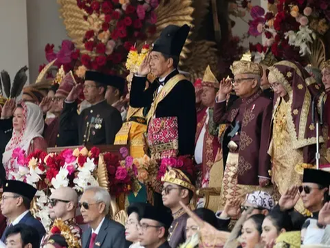 Jokowi Kenakan Ageman Songkok Singkepan Ageng, Maknanya 'Pemakainya Sosok Panglima Tertinggi'