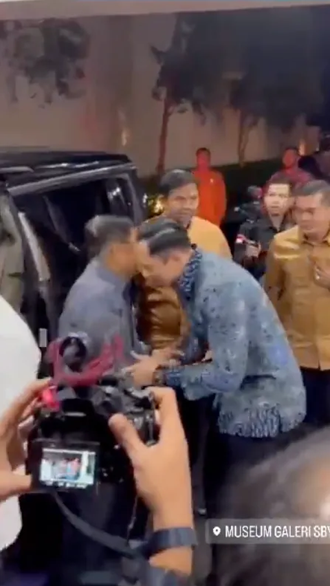 JK dan Anies langsung disambut AHY saat turun mobil