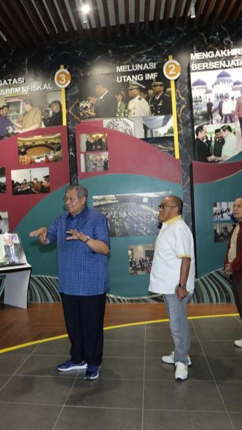 SBY dan Aburizal tampak keliling melihat museum