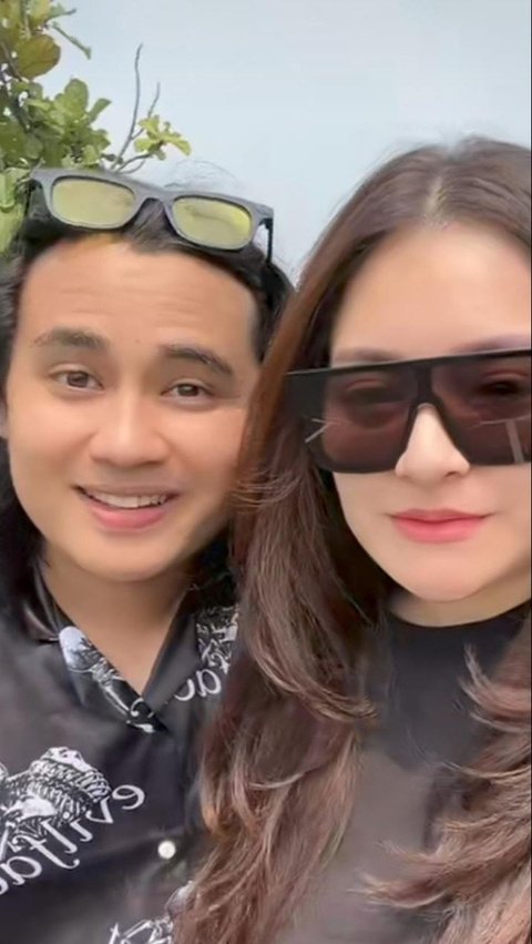 Dikabarkan, Nathalie tengah menjalin hubungan asmara dengan Yogi Ilham.