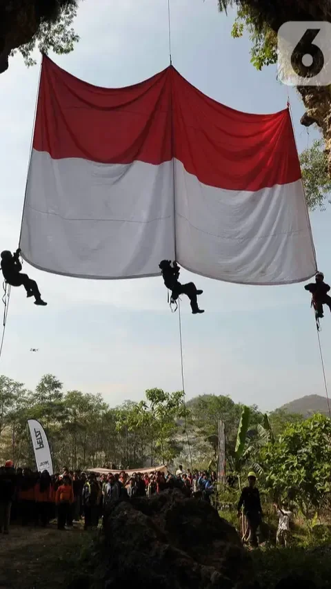 Aksi Heroik Polisi Panjat Tiang Bendera 7 Meter & Terombang-Ambing Ditiup Angin Demi Sang Merah Putih