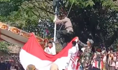 Aksi Heroik Polisi Panjat Tiang Bendera 7 Meter & Terombang-Ambing Ditiup Angin Demi Sang Merah Putih