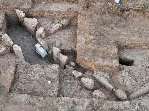 Gerbang Kota Tertua Berusia 5.500 Tahun Ditemukan di Bawah Pabrik, Dikelilingi Dua Menara Batu