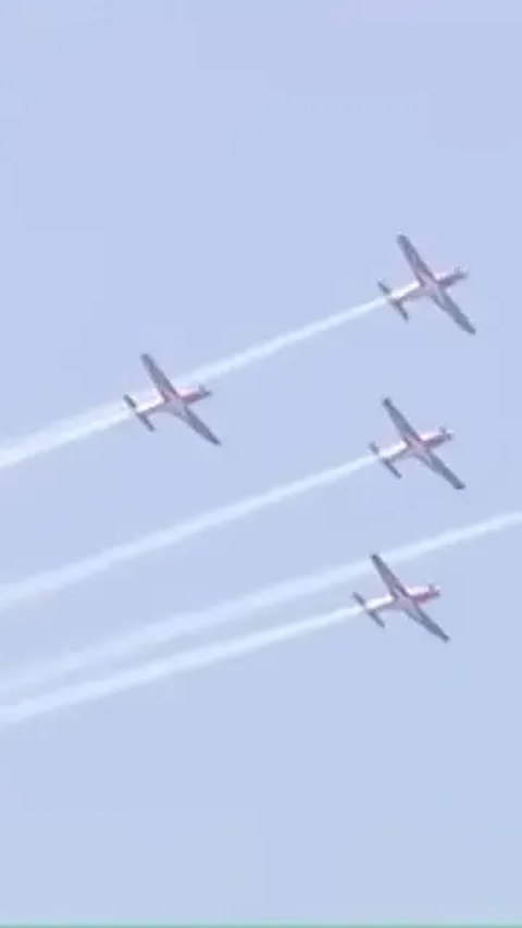 Keren! Atraksi Heli TNI AU Goyang Maumere di Langit Jakarta