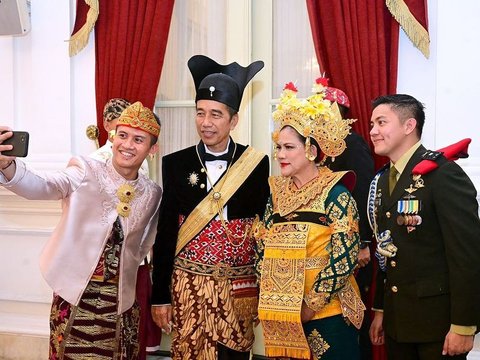 Momen Akrab Asisten Ajudan Jokowi Selfie Bersama