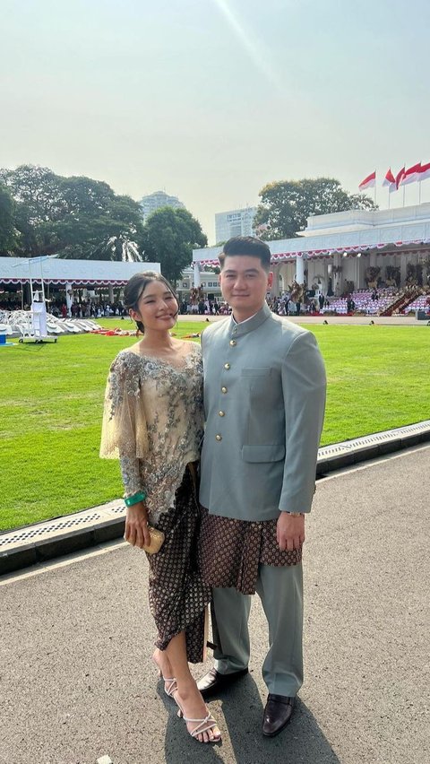 Juri MasterChef Indonesia, Arnold Poernomo terlihat hadir di Istana Merdeka untuk melakukan upacara. Chef Arnold hadir ditemani istri tercinta yang mengenakan busana kebaya.