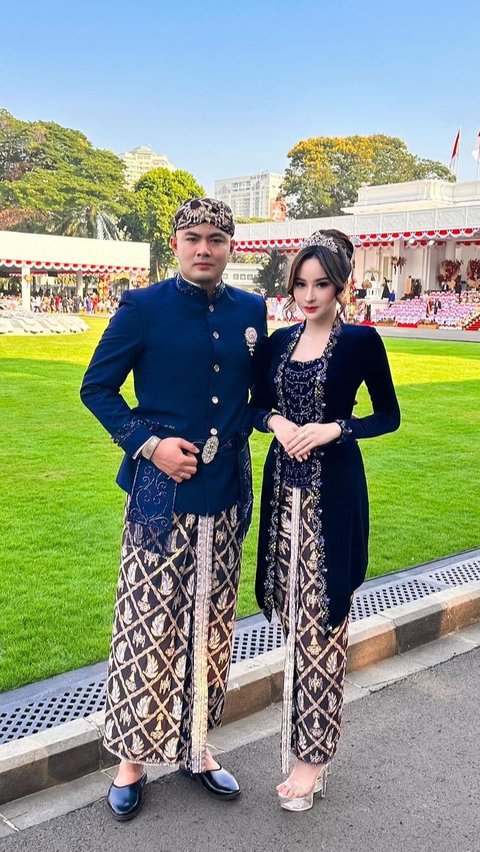 Pesinetron Guntur Triyoga tampak gagah dalam balutan busana adat Sunda saat hadir di Istana Merdeka. Tak sendiri, Guntur datang bersama istri tercinta yang mengenakan kebaya.