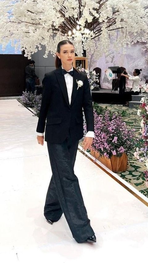 Saat menjadi groomsmen, Yuki, memakai style jazz dan celana, fashion yang terbilang unik tetapi cantik kala Yuki Kato memakainya.  (foto : instagram.com/yukikt)