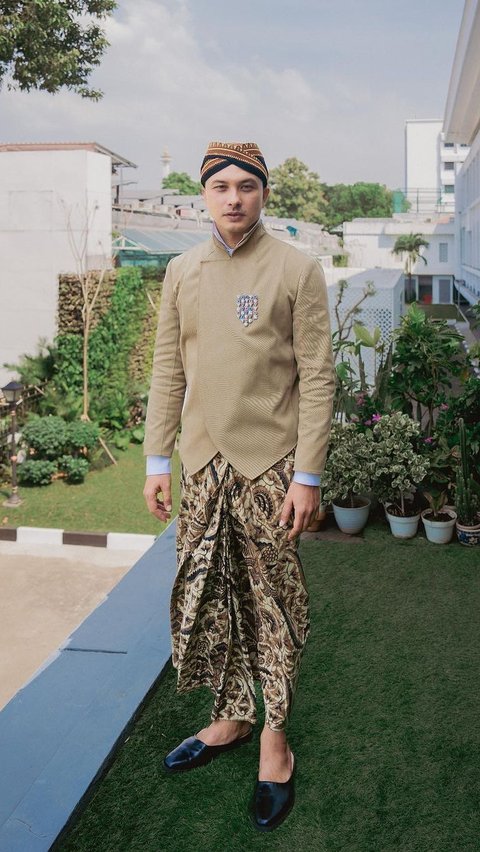Tak ketinggalan, aktor tampan Nicholas Saputra memenuhi undangan kepresidenan dengan busana adat Jawa. Bak pangeran Jawa, pemeran Rangga di AADC ini terlihat sangat gagah dan berwibawa.