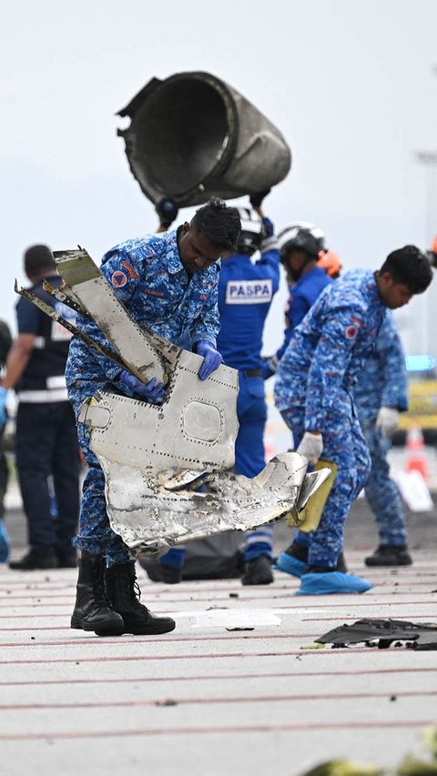 FOTO: Penampakan Puing Jet Pribadi di Malaysia yang Tabrak Motor dan Mobil hingga Tewaskan 10 Orang