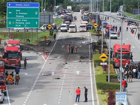 FOTO: Penampakan Puing Jet Pribadi di Malaysia yang Tabrak Motor dan Mobil hingga Tewaskan 10 Orang